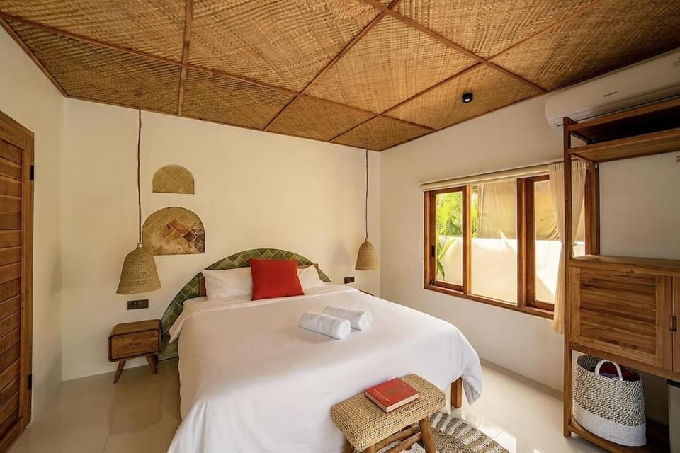 Bed, Photo of the whole room, Bedroom, towels, air conditioner