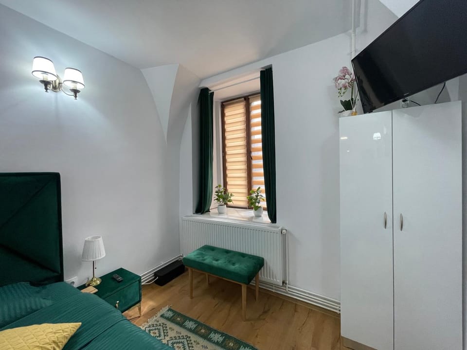 Bed, TV and multimedia, Photo of the whole room
