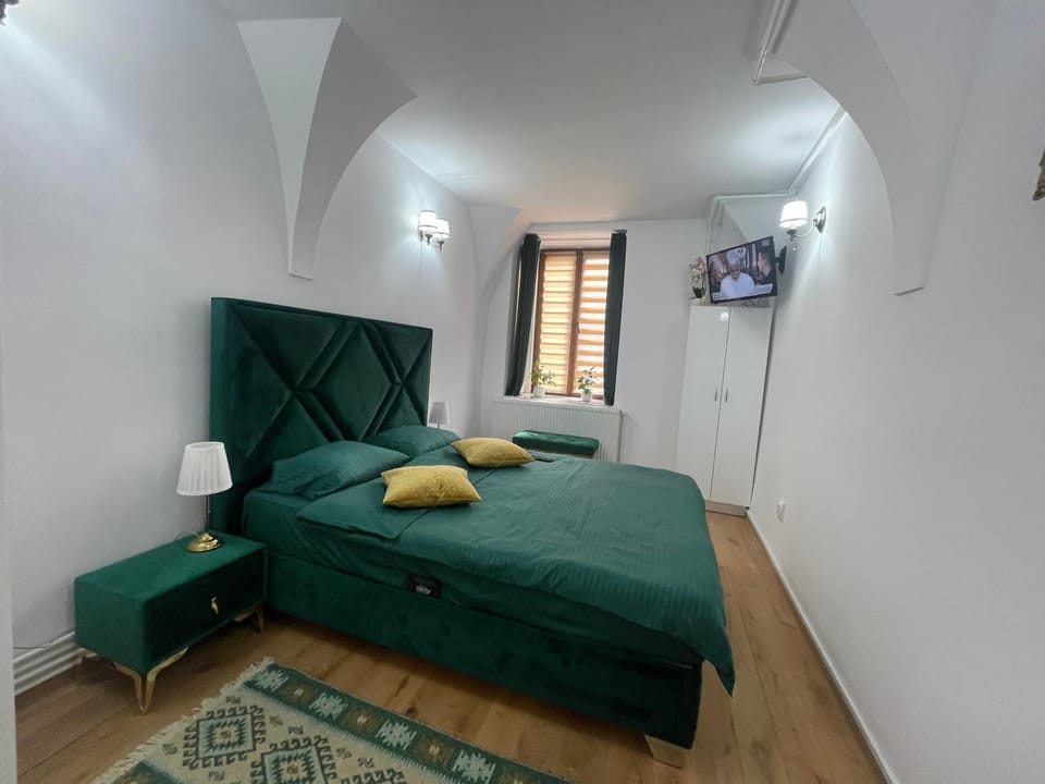 Bed, TV and multimedia, Photo of the whole room, Bedroom