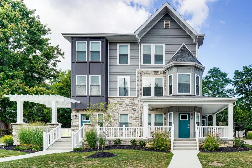 Walk to Cleveland Clinic! Contemporary Townhome House in Cleveland Heights