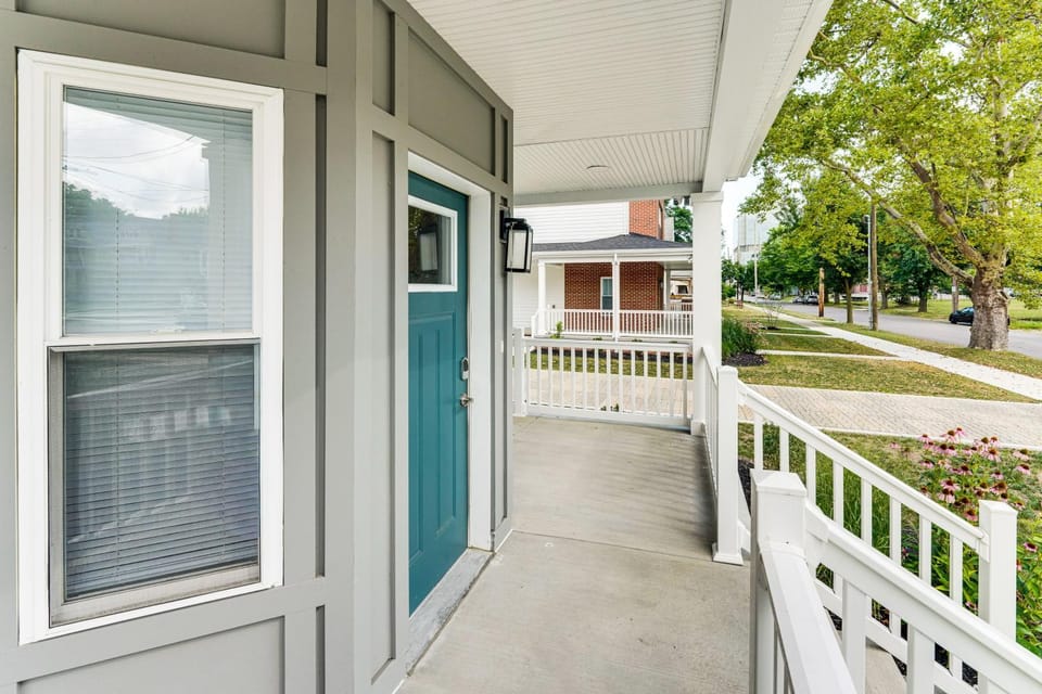 Walk to Cleveland Clinic! Contemporary Townhome House in Cleveland Heights