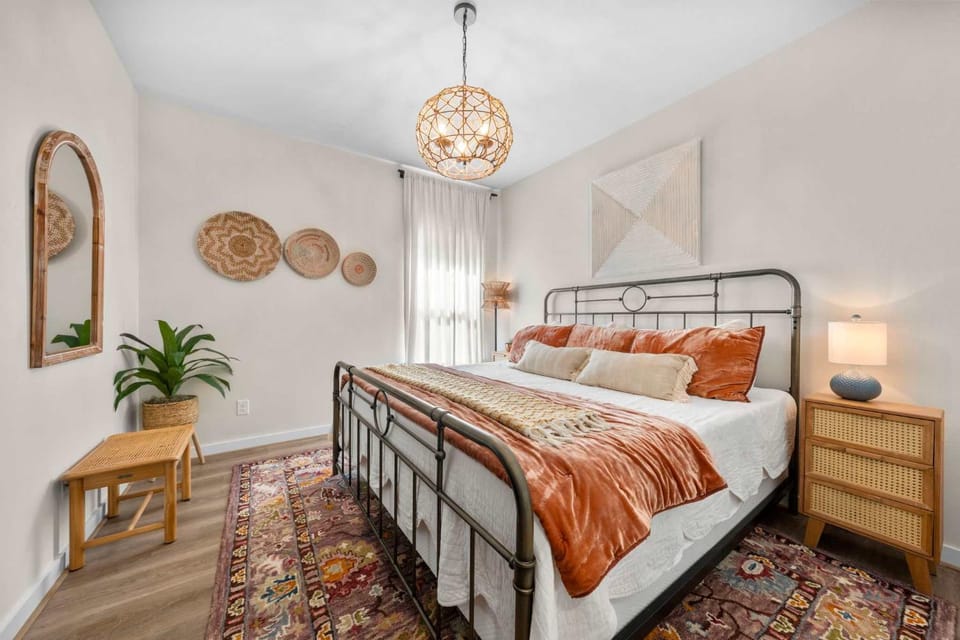 Apple Street Getaway - Fire Pit & Close to Main St House in Fredericksburg