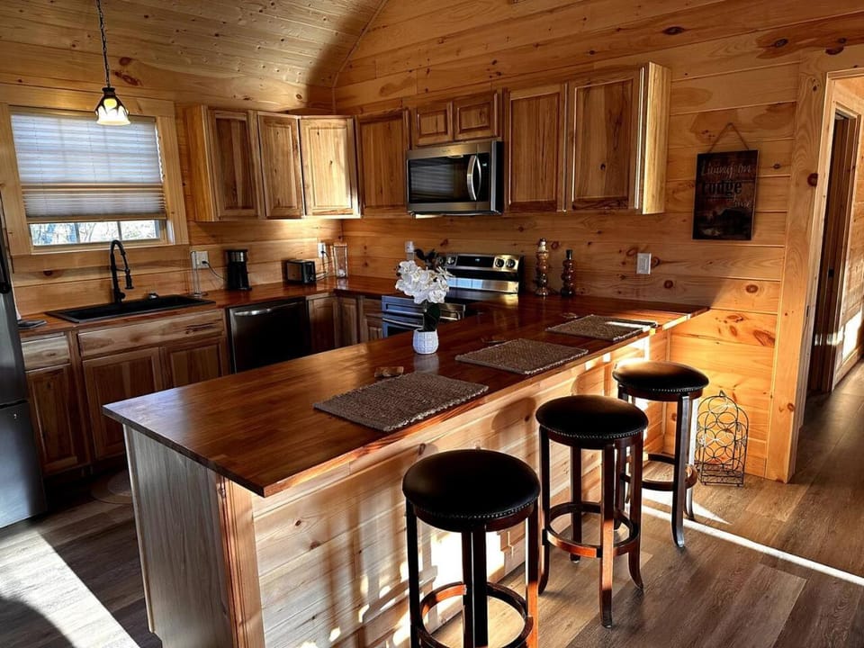 Sunset Bliss, cozy 1 bedroom, 1 loft cabin (NEW) Cabin in Johnson City