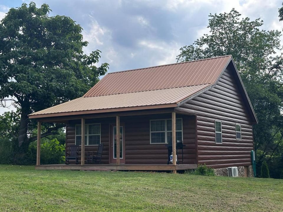Sunset Bliss, cozy 1 bedroom, 1 loft cabin (NEW) Cabin in Johnson City