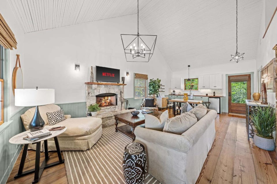 The Rustic Door - Hot Tub & 1 Block from Main St House in Fredericksburg