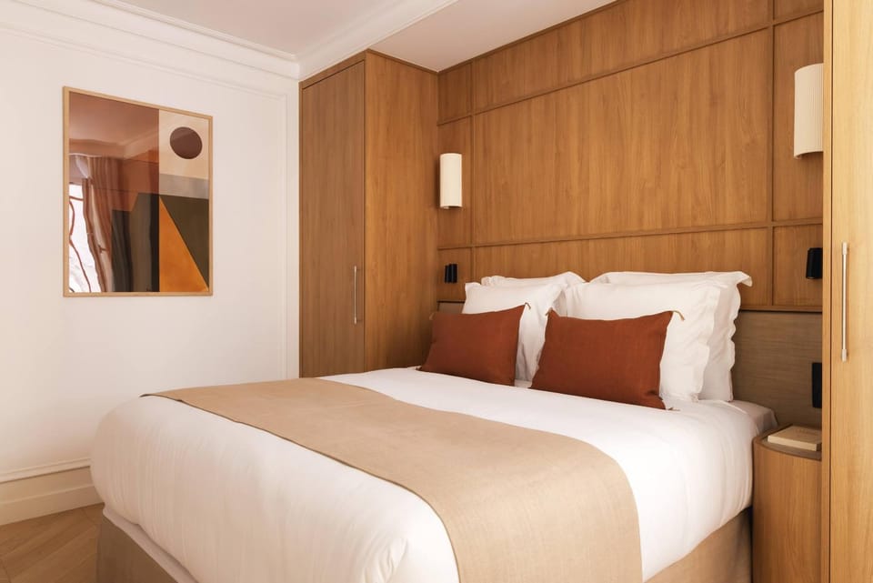 Photo of the whole room, Bedroom