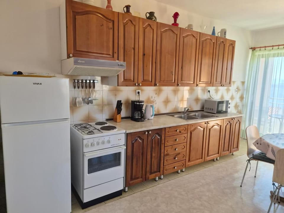 Coffee/tea facilities, Kitchen or kitchenette, Dining area, oven, stove