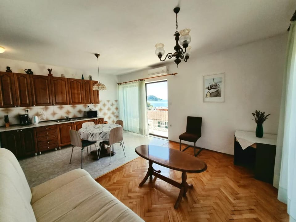Kitchen or kitchenette, Living room, Seating area, Dining area