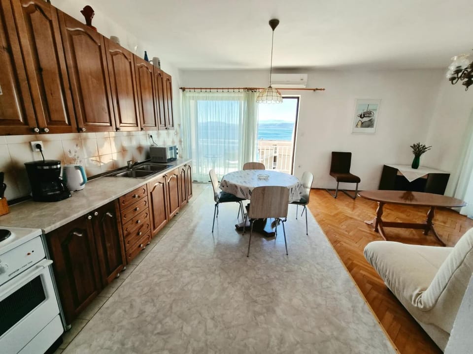 Kitchen or kitchenette, Living room, Seating area, Dining area, oven, stove