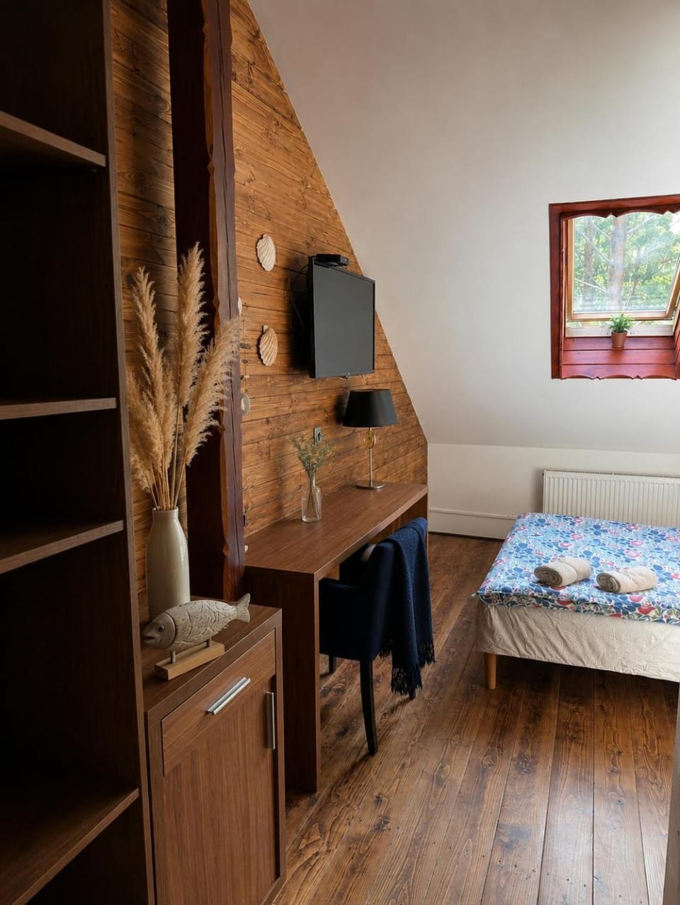 Bed, TV and multimedia, Photo of the whole room