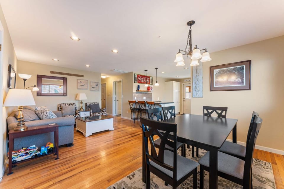 Pet-friendly - Walk to the beach explore downtown Newport and unwind in this cozy coastal getaway just steps from the Oregon coast House in Newport