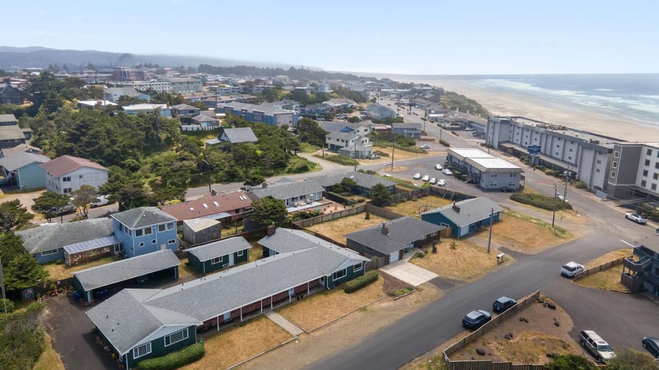 Pet-friendly - Walk to the beach explore downtown Newport and unwind in this cozy coastal getaway just steps from the Oregon coast House in Newport