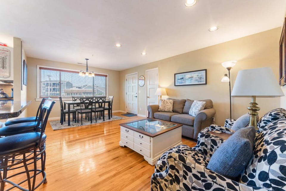 Pet-friendly - Walk to the beach explore downtown Newport and unwind in this cozy coastal getaway just steps from the Oregon coast House in Newport