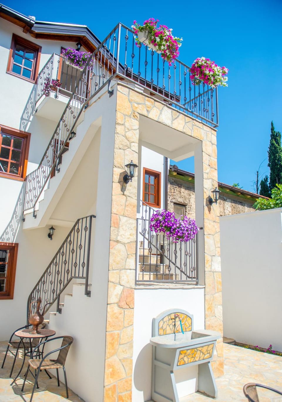 Property building, Patio, Balcony/Terrace