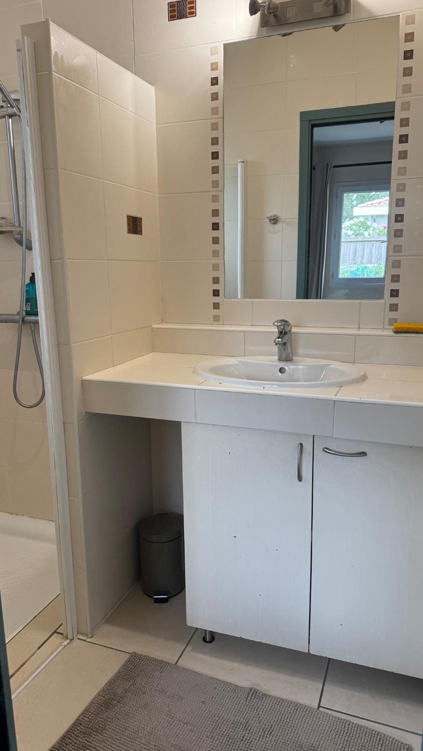 Maison entière 6 personnes, 3 lits, 2 salles de bains, parking, au calme Villa in Gujan-Mestras