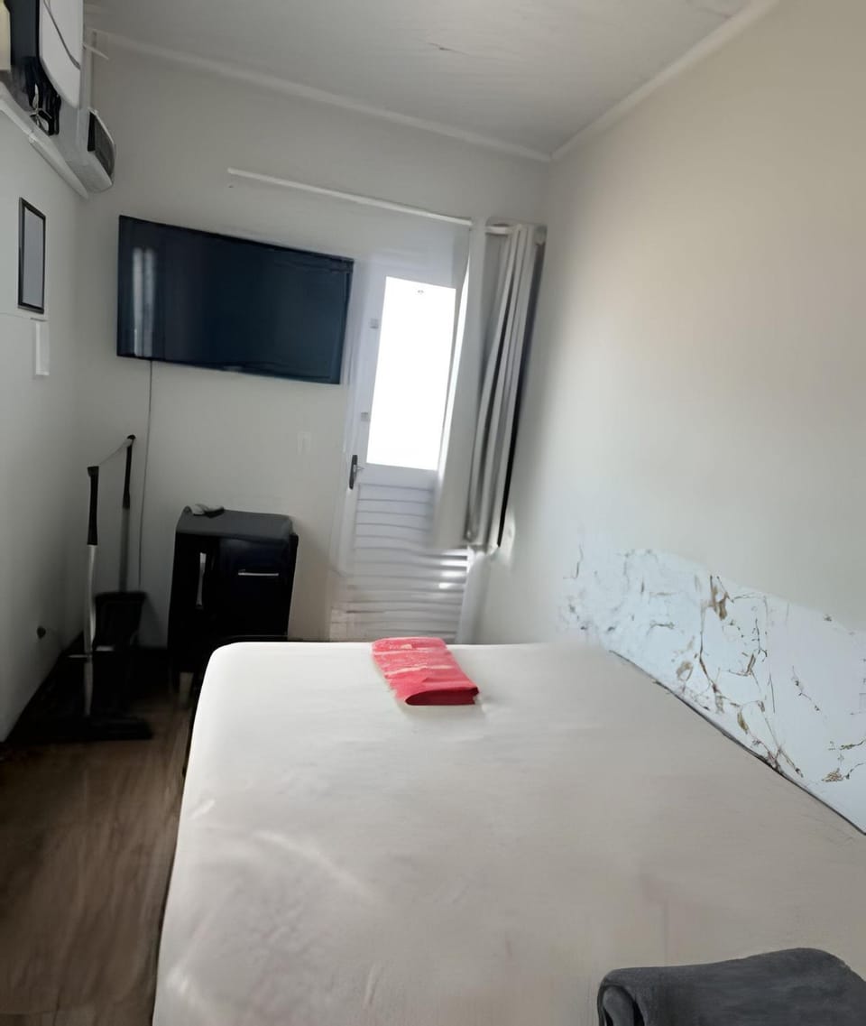 Bed, TV and multimedia, View (from property/room), Bedroom