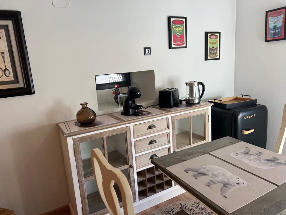 Coffee/tea facilities, Dining area, minibar, toaster