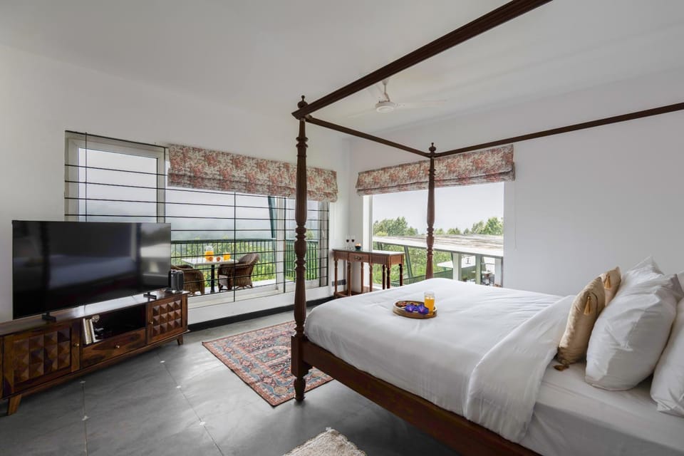 Bed, TV and multimedia, Photo of the whole room, Bedroom