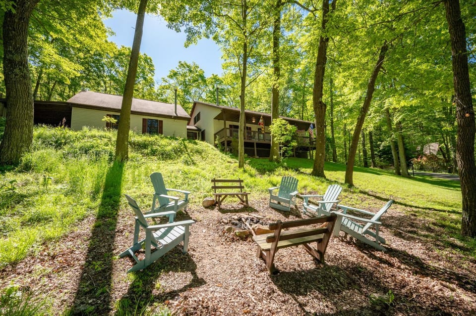 Knotty Bear Cabin by Railey Vacations Cabin in McHenry
