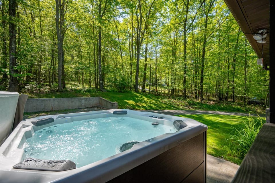 Knotty Bear Cabin by Railey Vacations Cabin in McHenry