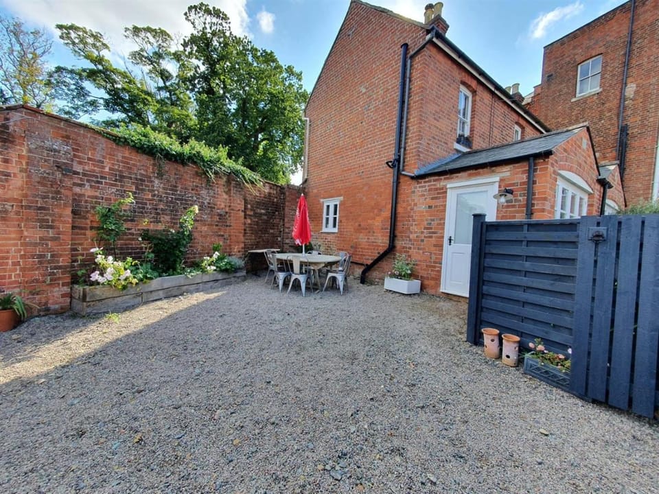 Estate cottage for six - private patio garden, Malverns Apartment in Malvern Hills District