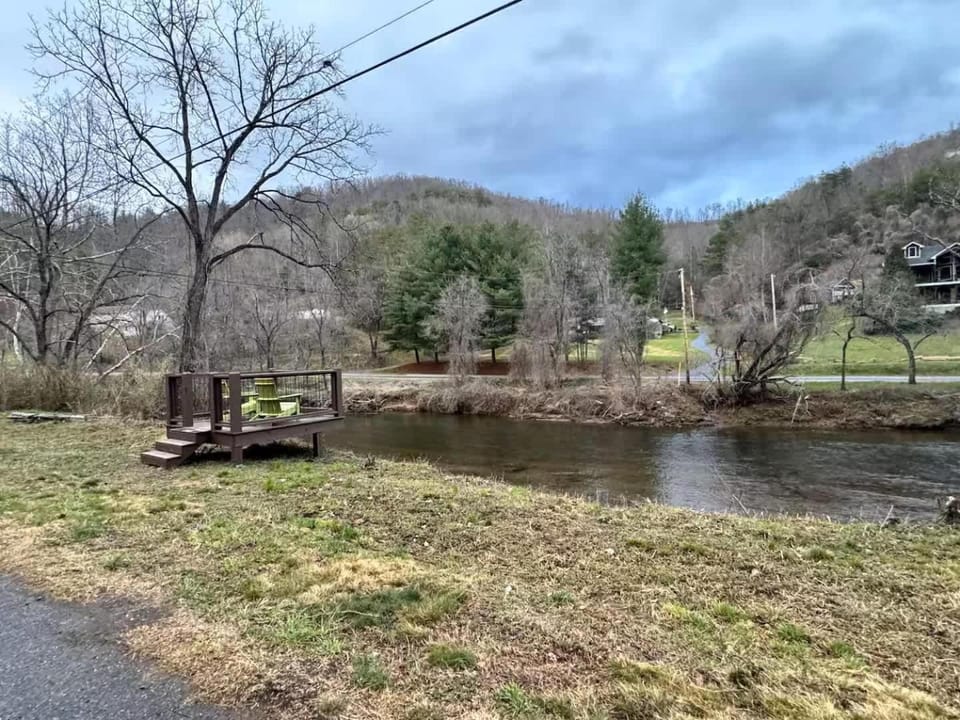 Riverfront Wilderness Cabin Cabin in Cullowhee