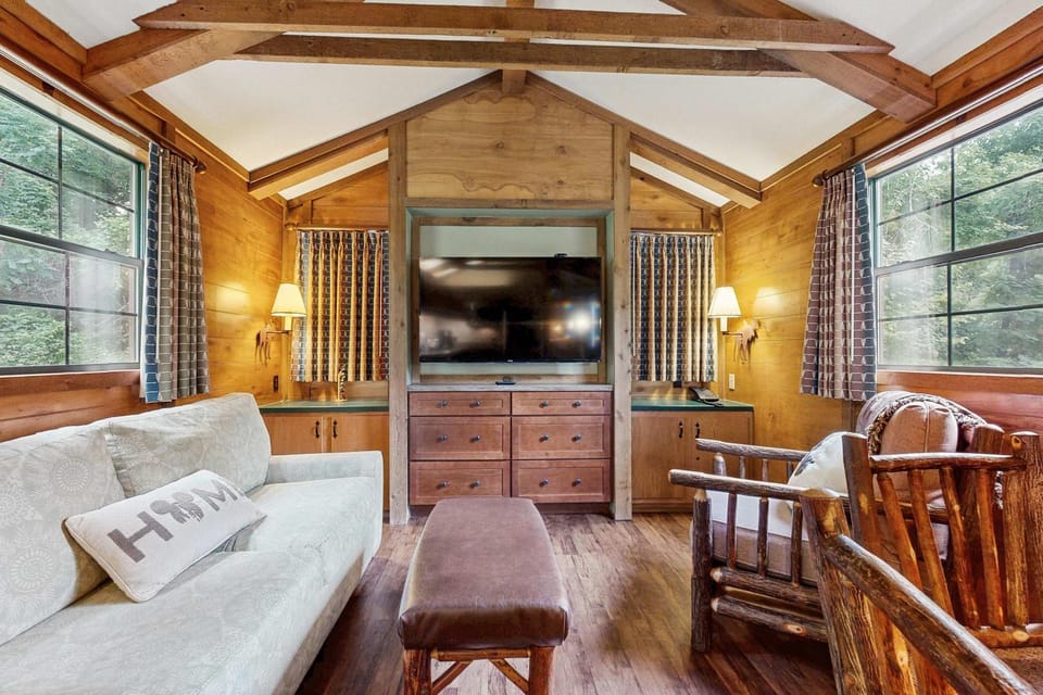 Riverfront Wilderness Cabin Cabin in Cullowhee