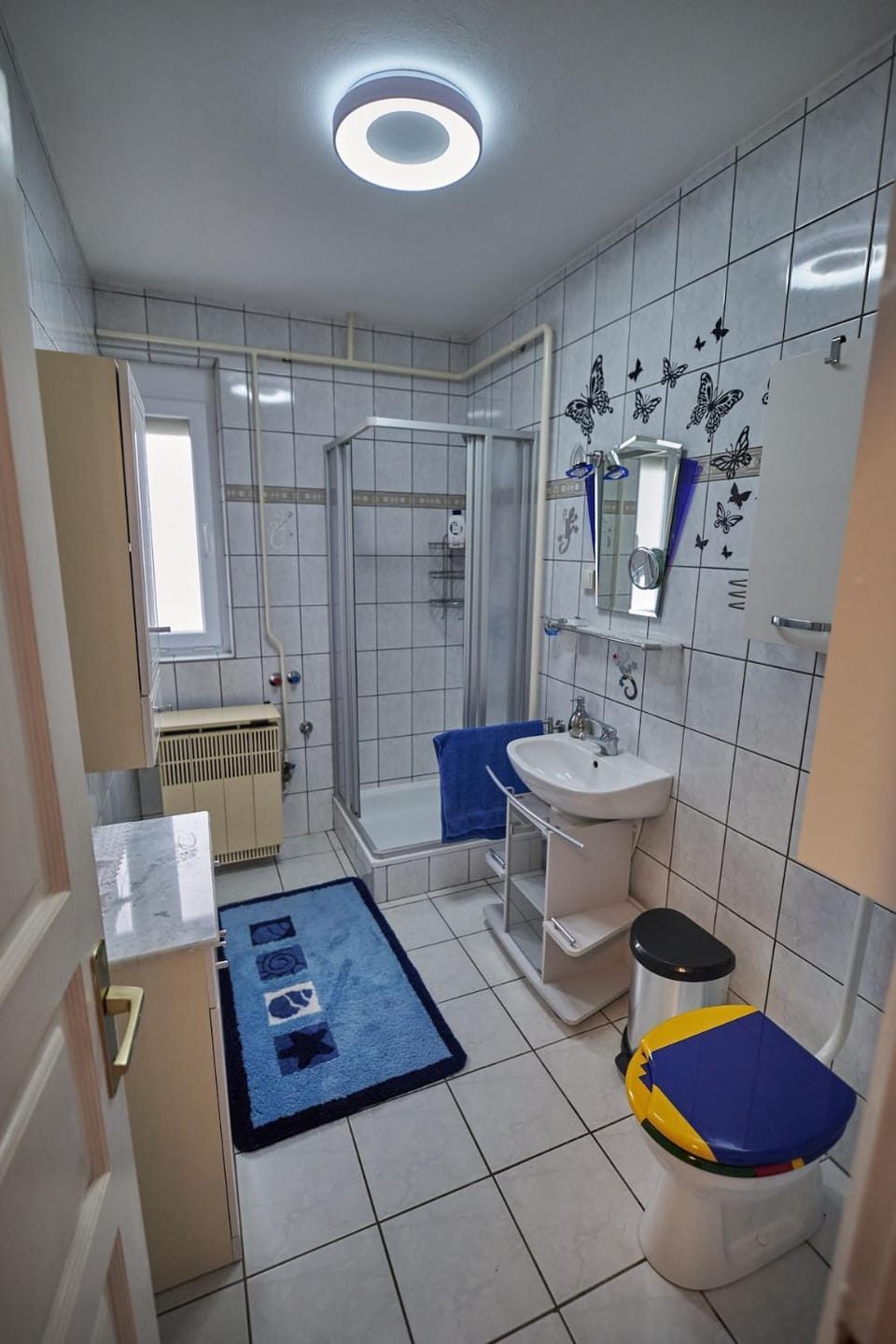 Shower, Toilet, Bathroom, towels