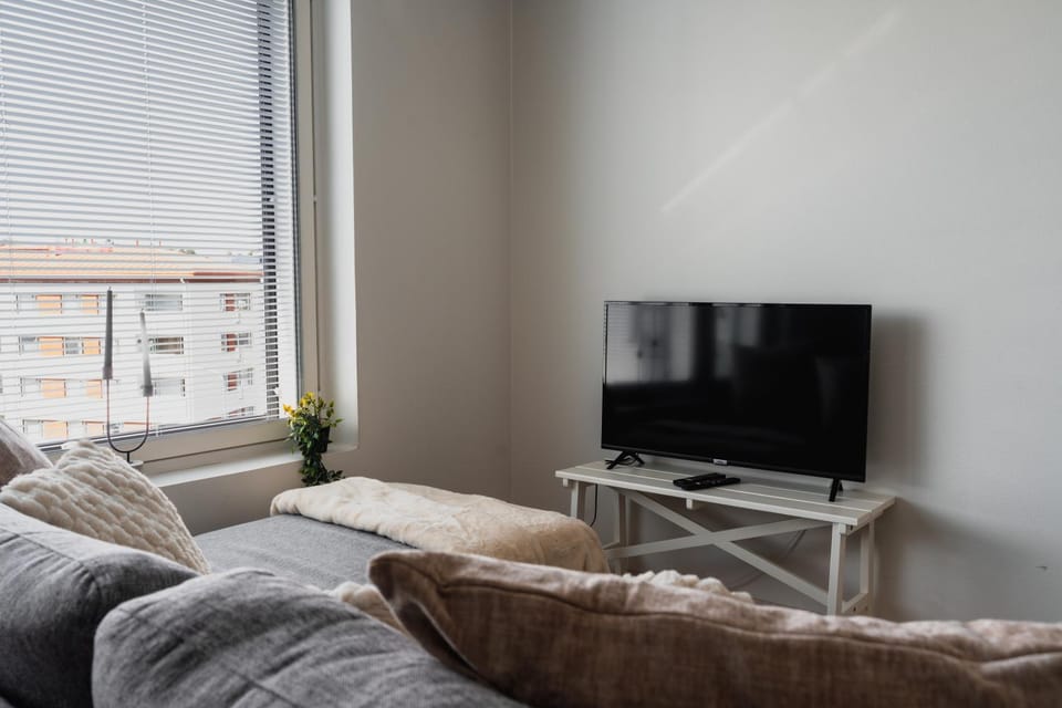 Bed, TV and multimedia, Living room, Photo of the whole room, Seating area, Bedroom