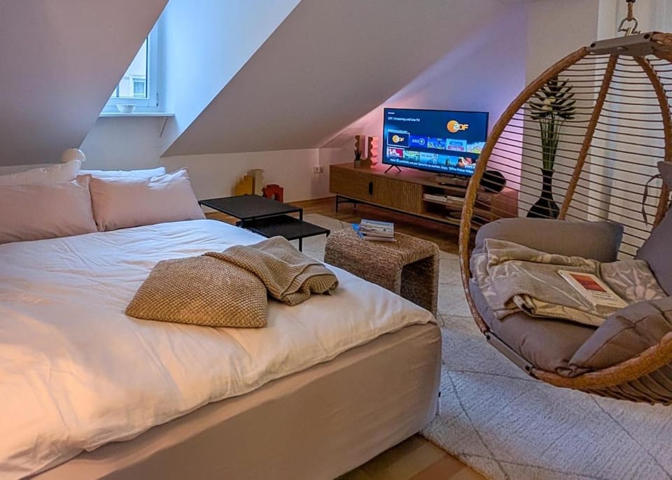 Bed, TV and multimedia, Living room, Evening entertainment