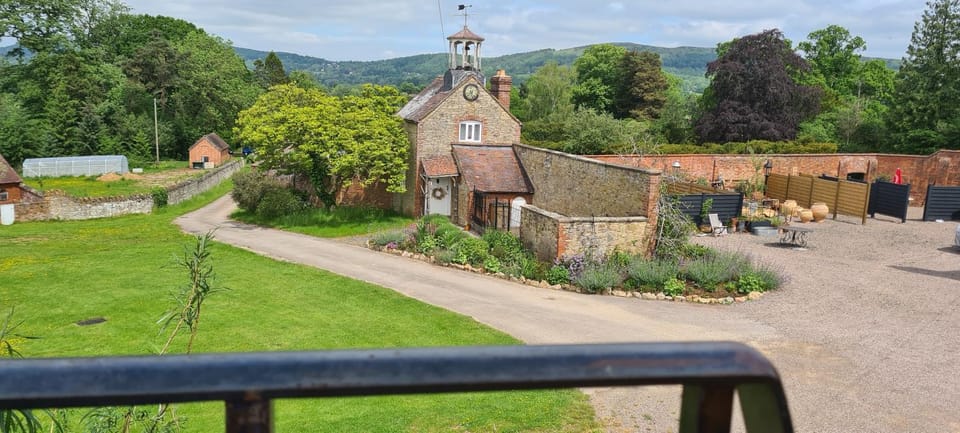 Historic hayloft for 2 - Malvern views, dogs welcome Apartment in Malvern Hills District