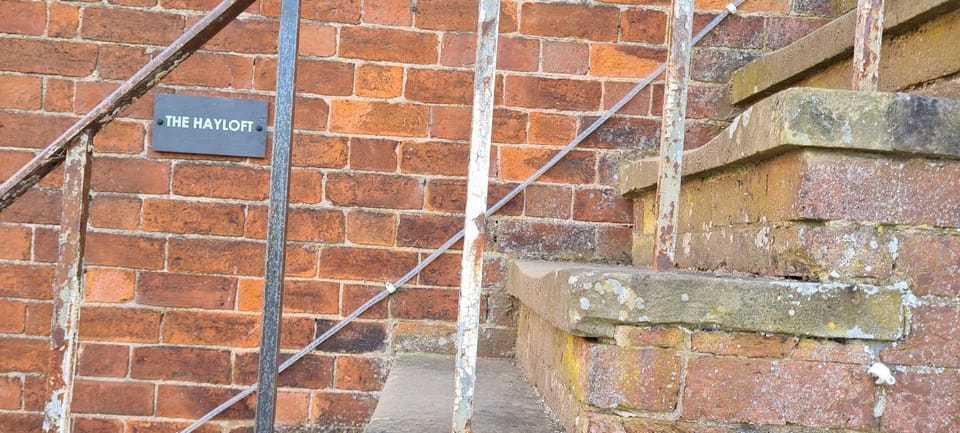Historic hayloft for 2 - Malvern views, dogs welcome Apartment in Malvern Hills District