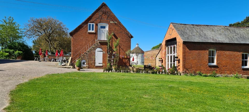 Historic hayloft for 2 - Malvern views, dogs welcome Apartment in Malvern Hills District