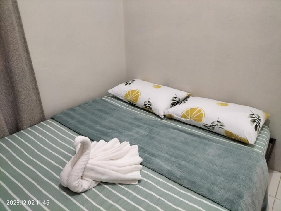 Corner Bungalow House with Parking 4-10 Pax House in Central Visayas