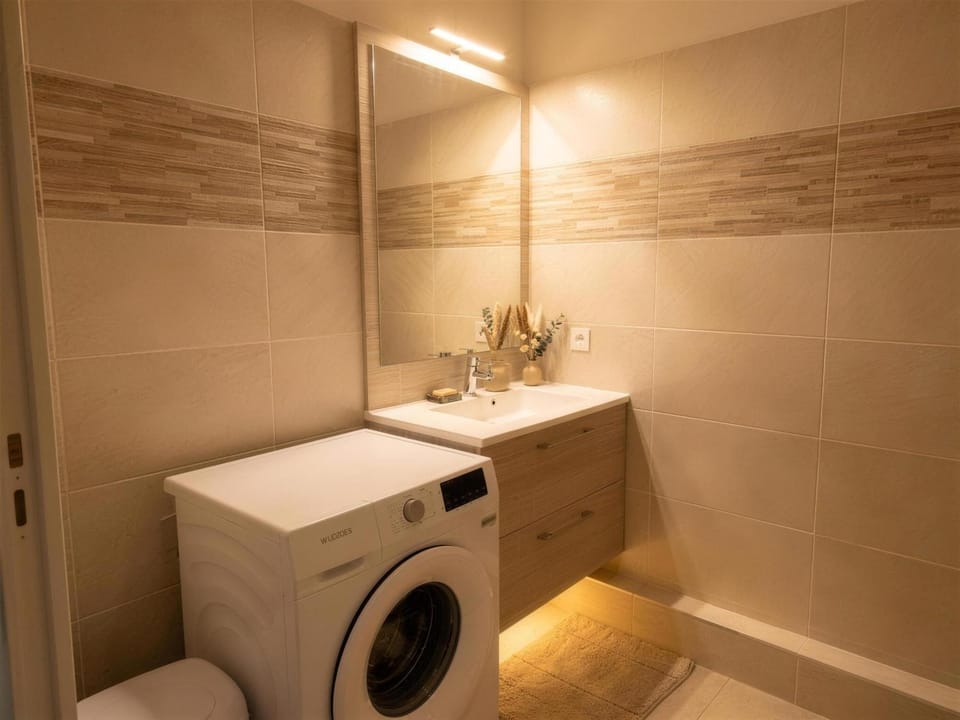 Bathroom, washing machine