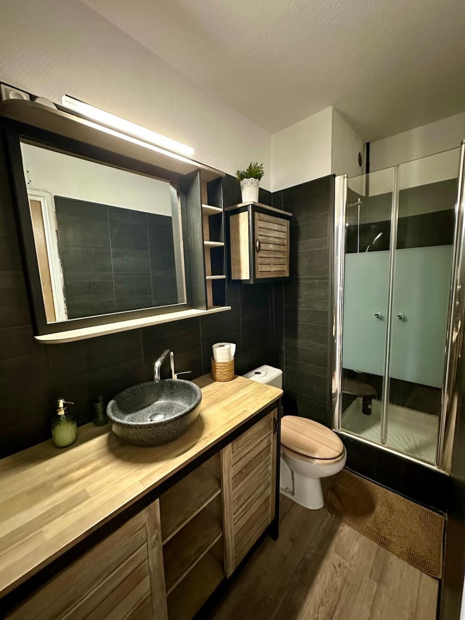 Shower, Toilet, Bathroom, towels