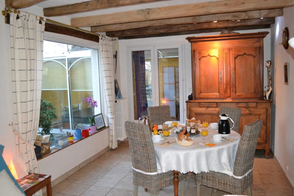 Dining area, Continental breakfast