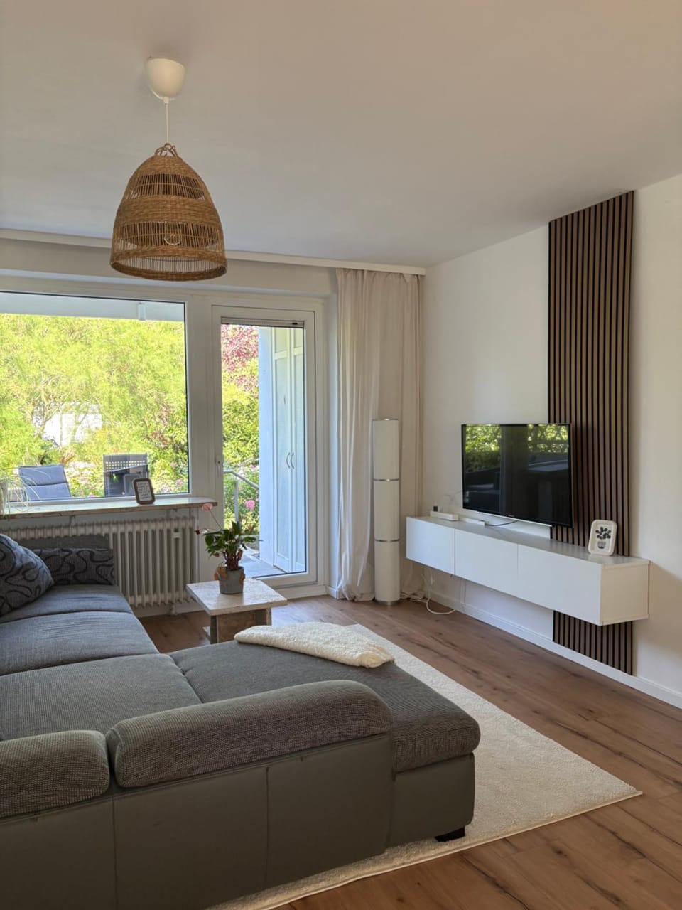 Bed, Living room