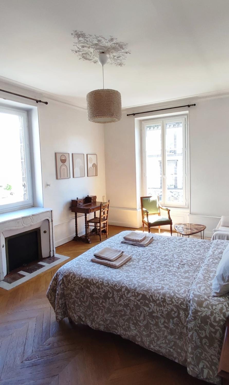 Bed, Photo of the whole room, Seating area, Bedroom