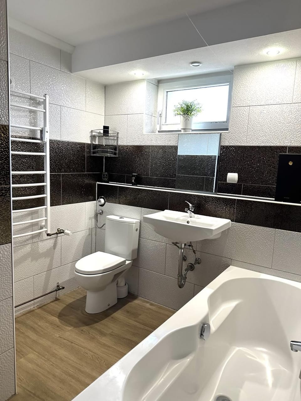 Monteurwohnung, 2 Parkplätze, flexible Anreise,Internet, Top Lage Apartment in Offenburg
