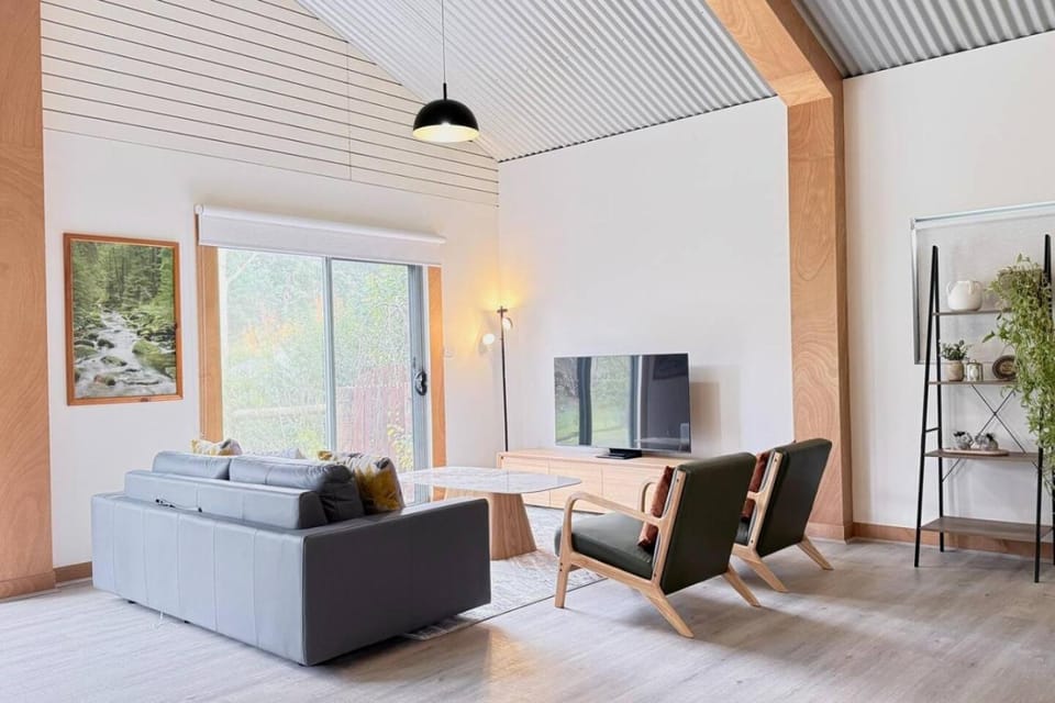 TV and multimedia, Living room, Seating area, Evening entertainment