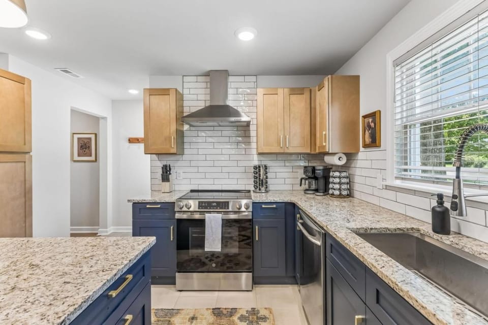 Blue Raider Bungalow 3 Min to MTSU House in Murfreesboro