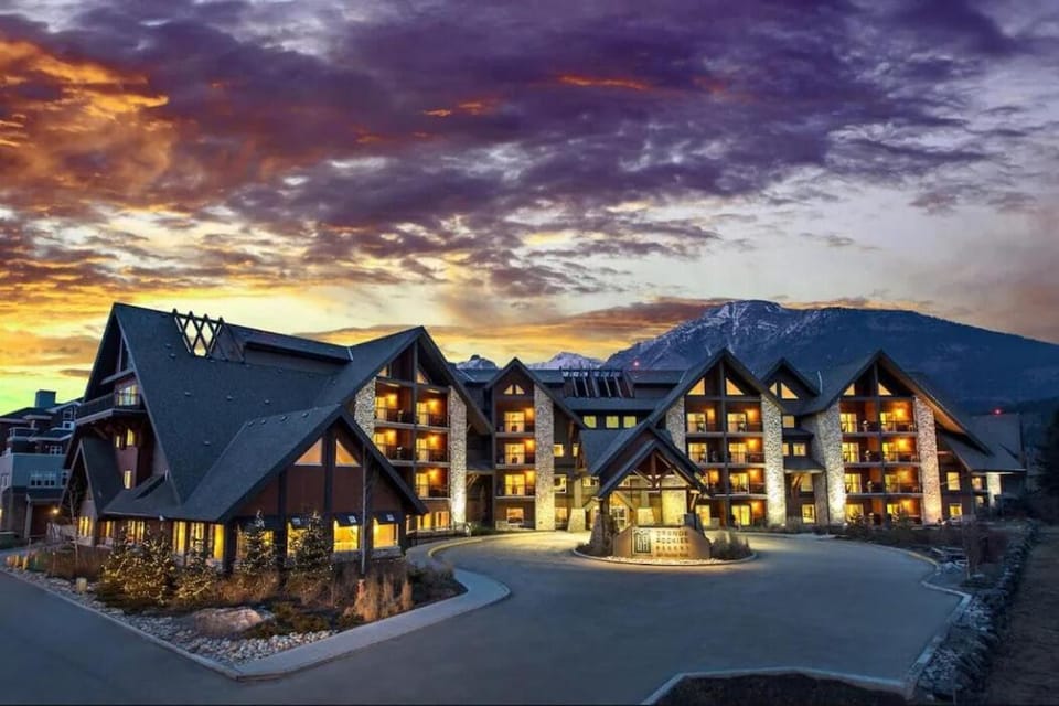 Luxury Rockies Escape - Pool&HotTub - King Bed - AC! Apartment in Canmore