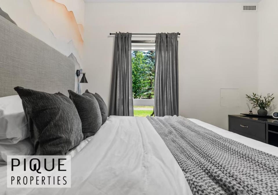 Luxury Rockies Escape - Pool&HotTub - King Bed - AC! Apartment in Canmore