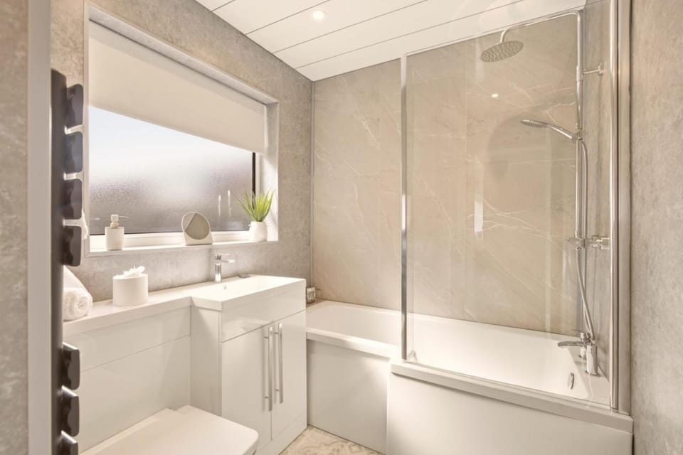 Shower, Toilet, Bathroom, Bath