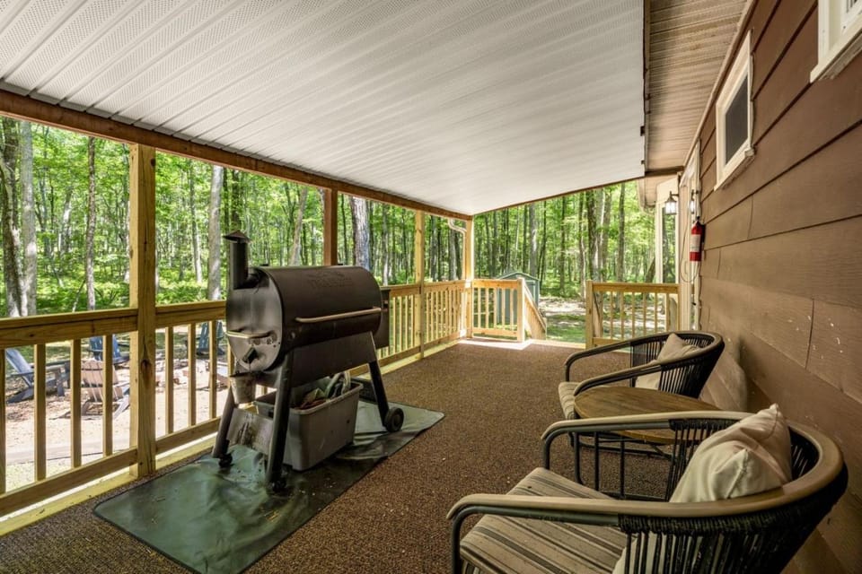The Little Brown House - Cozy Retreat near Lake House in Pocono Mountains