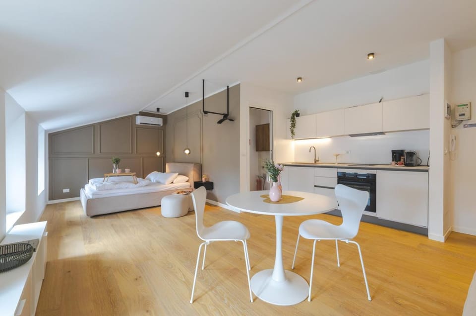 Bed, Kitchen or kitchenette, Living room, Photo of the whole room, Bedroom