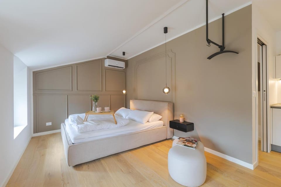 Bed, Photo of the whole room, Bedroom, towels, air conditioner