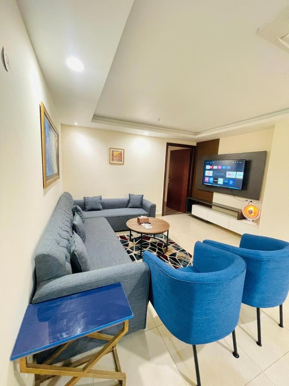 TV and multimedia, Living room, Seating area, Evening entertainment