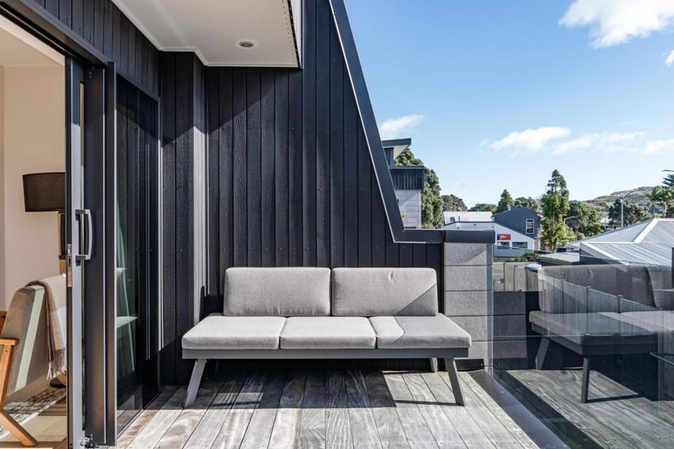 Wainui Place, Stylish Townhouse, Central House in Raglan